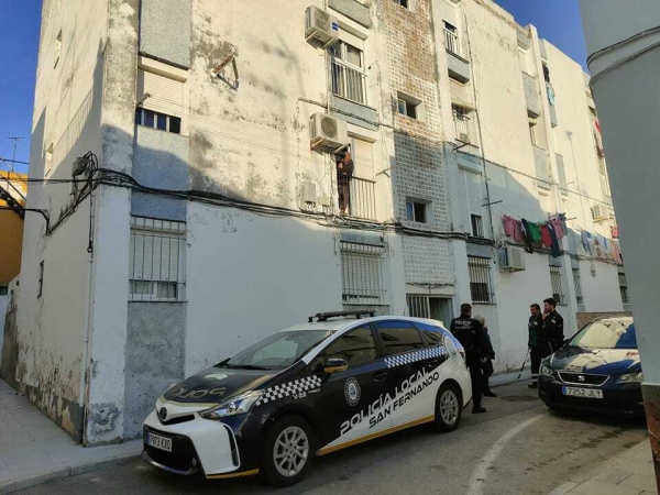 Polic As Salvan La Vida De Dos Perros Que Llevaban Abandonados Un Mes