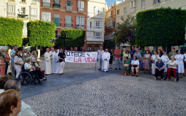 Un Centenar De Personas Contrarias Al Aborto Se Unen Al Rosario Por La