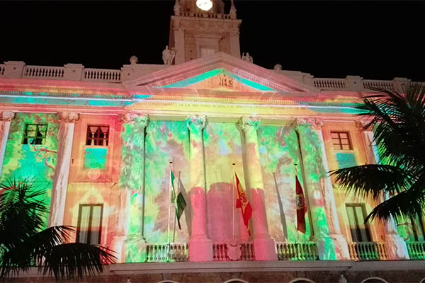 Más de 370 arcos de luz alumbran la navidad en Cádiz