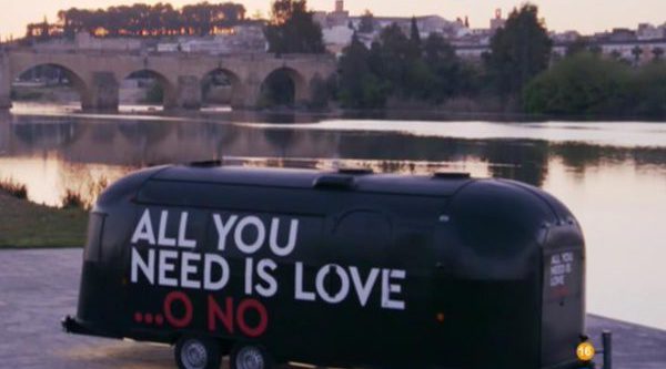 La caravana del All you need is love o no se deja ver por las