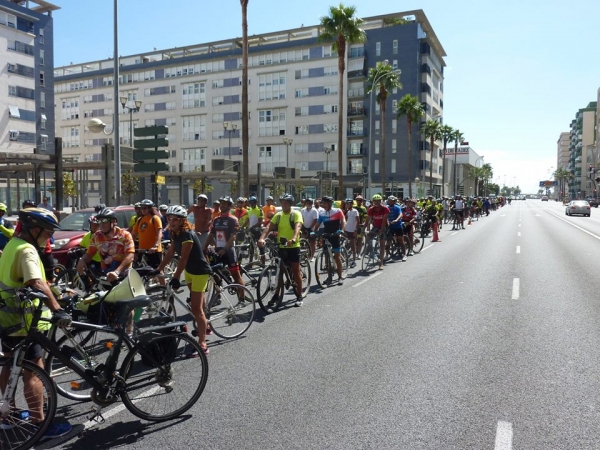 La Asamblea Ciclista convoca su bicifestación mensual exigiendo el carril  bici en Cádiz