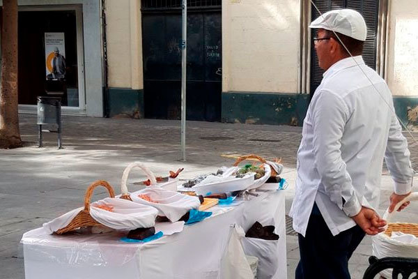 Los vendedores de mariscos en las calles de Cádiz tienen los días contados