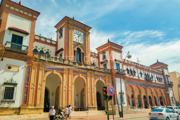 Obras de urgencia para recuperar la fachada de la estación de Jerez