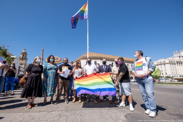 28062021 izado bandera arco iris 081