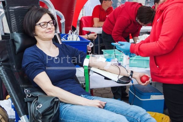 people medicine woman medical donor volunteer transfusion donating blood donation blood bank t20 e489wj