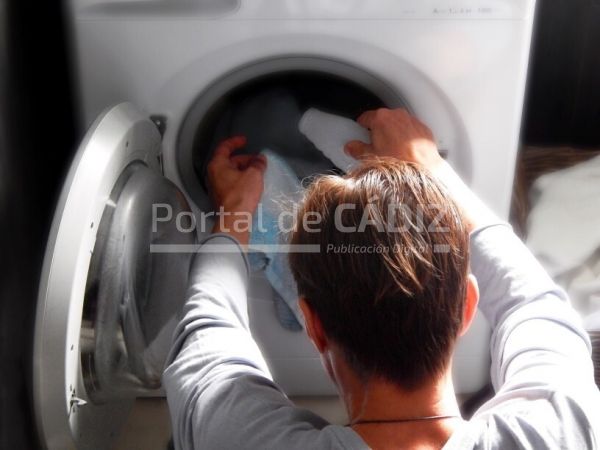 the young man washes clothes in the washing machine t20 knokbx