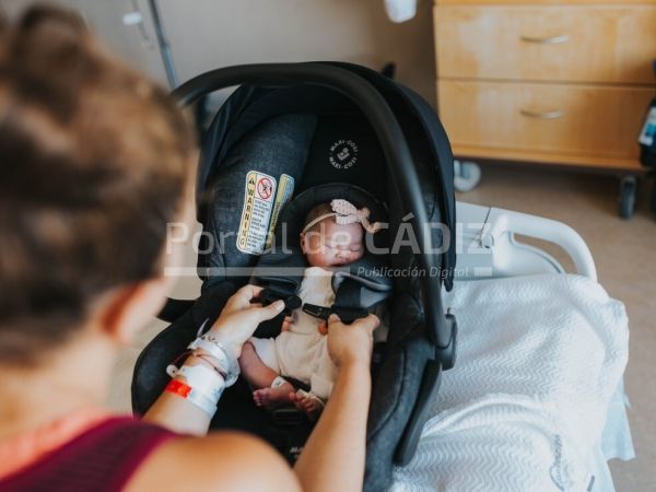 buckling baby into car seat to leave hospital t20 wxpvrl