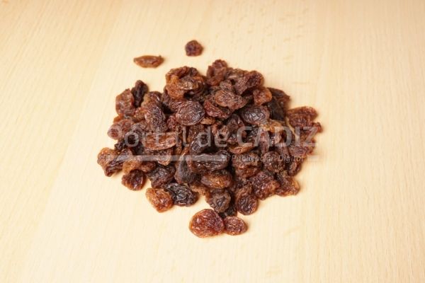 heap of raisins or sultanas on wooden table t20 xvvgvr