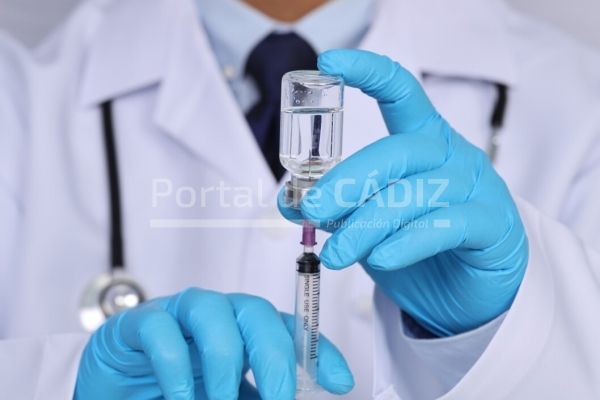 male doctor hands on blue gloves with stethoscope on shoulder holding syringe and covid 19 t20 b6mr0m