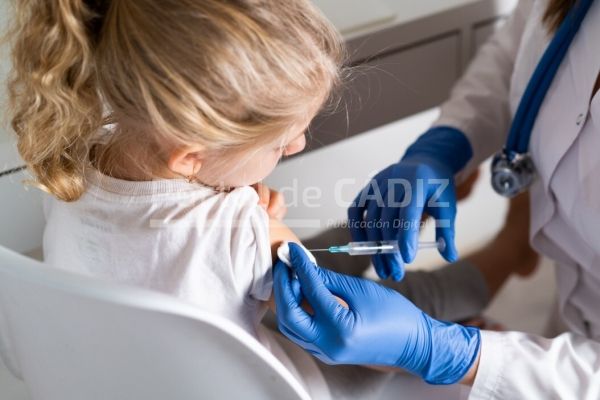 a copy little girl in the doctors office is vaccinated vaccination of children childrens preventive t20 qj4e7g