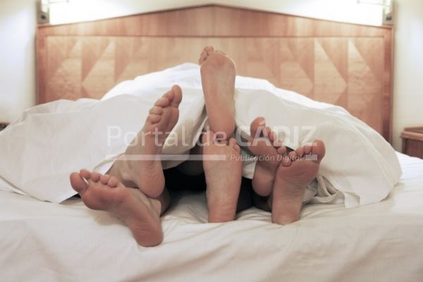 romance bed bedroom feet three funny cover intimate romantic sex sexual duvet intimacy threesome t20 p3l0j7