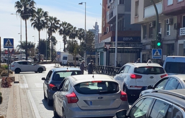 Logran detener a tiempo en Algeciras un coche que circulaba con su  conductora desvanecida en su interior