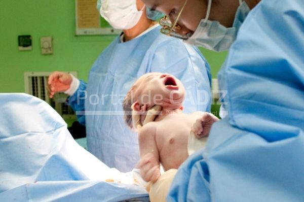 newborn baby held by doctor t20 jym899