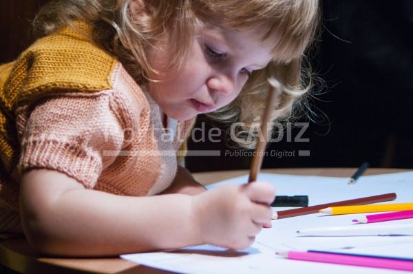 a child draws with colored pencils kid baby child toddler babe sitting at the table classroom t20 9jppyo 1