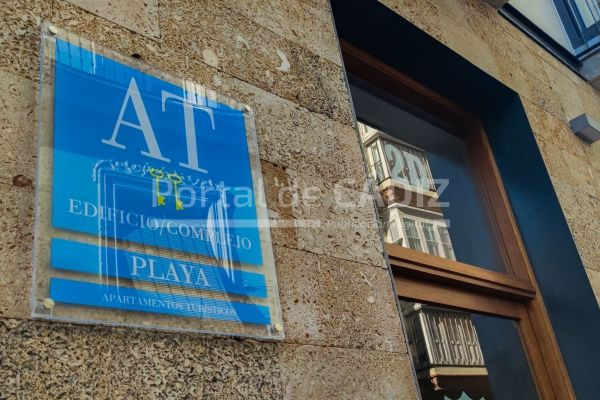 Adelante Izquierda Gaditana lamenta la “alfombra roja” del alcalde de Cádiz  a los apartamentos turísticos