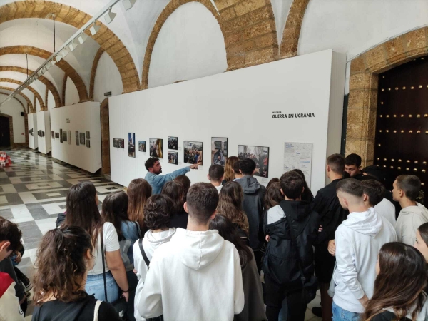 gonzalo hohr explica la expo a alumnado 1