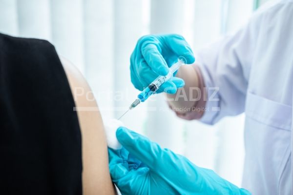 doctor making a vaccination into patient with need 2022 09 13 03 26 39 utc