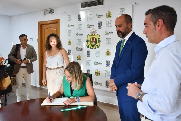 almudena martinez firma en el libro de honor del ayuntamiento de los barrios