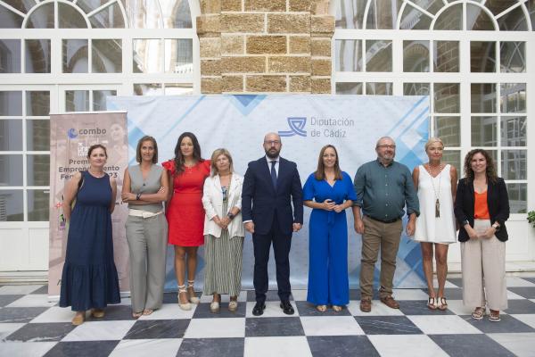 foto de grupo tras la presentacion de los ii premios de emprendimiento femenino en cadiz