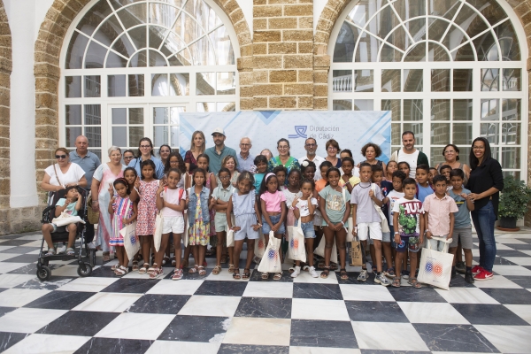 participantes del programa vacaciones en paz visitan la diputacion de cadiz