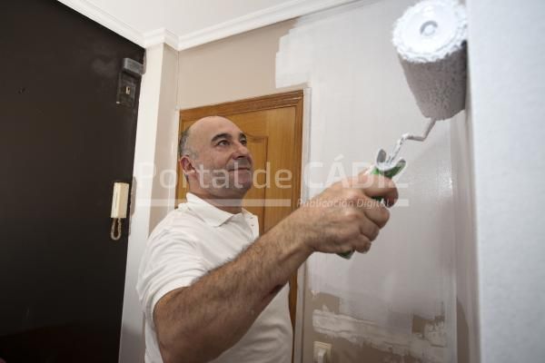 professional painter paints a wall roller 2023 03 14 08 11 33 utc
