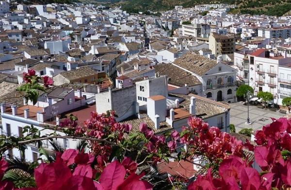 Ubrique se viste de Feria! Concurso de decoración de fachadas y balcones  para llenarlos de alegría