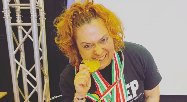 art 22772 013 bello felicita a mila cuevas en el dia de la mujer tras proclamarse campeona de europa de powerlifting