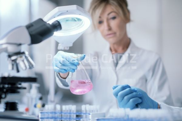 researcher working in the laboratory 2022 12 03 22 06 32 utc