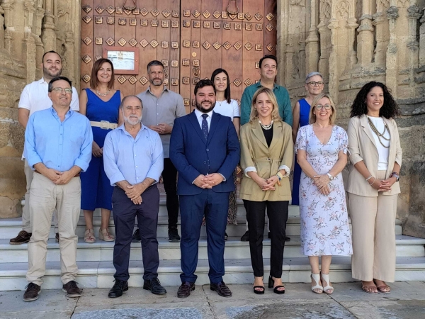 almudena martinez con el gobierno municipal de arcos