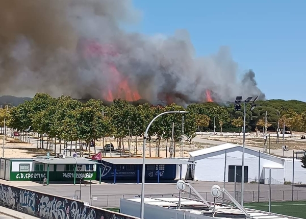 Gran incendio en Puerto Real: desalojan numerosas viviendas