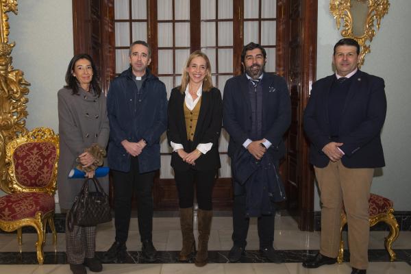 almudena martinez con la union de hermandades de jerez