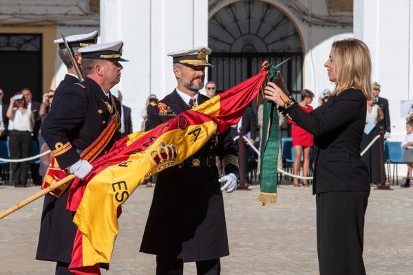 almudena martinez impone la corbata a la bandera de la esubo