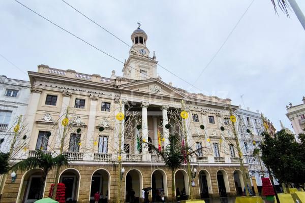 El Ayuntamiento de Cádiz anuncia la cobertura de 26 de las 60 plazas  vacantes, no cubiertas anteriormente