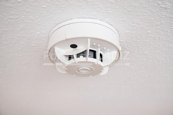 domestic smoke alarm or smoke detector at ceiling 2022 11 09 19 48 33 utc