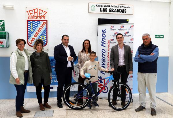 entrega de bicicleta en colegio la granja1