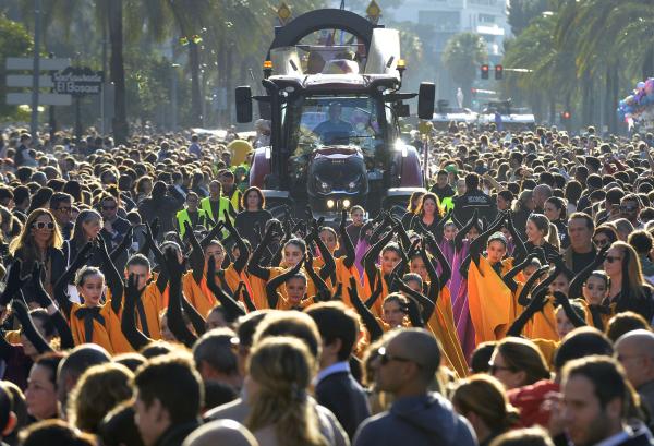 figurantes a pie cabalgata reyes magos