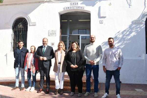 foto de grupo ante el ayuntamiento de conil