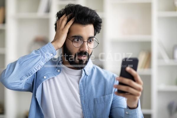 oh no shocked indian guy looking on smartphone sc 2023 11 27 05 30 30 utc