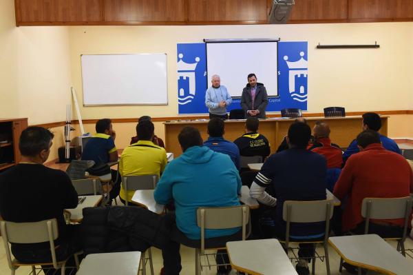 presentacion en la sala polivalente del nuevo curso de entrenador de futbol nivel ii