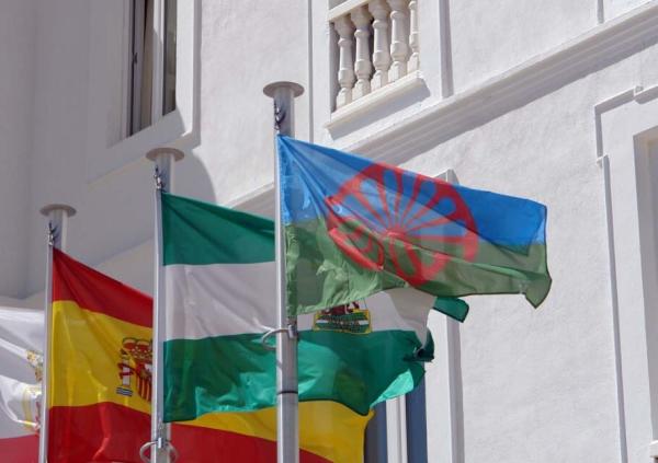 Lectura de manifiesto e izado de bandera para conmemorar el Día del Pueblo  Gitano