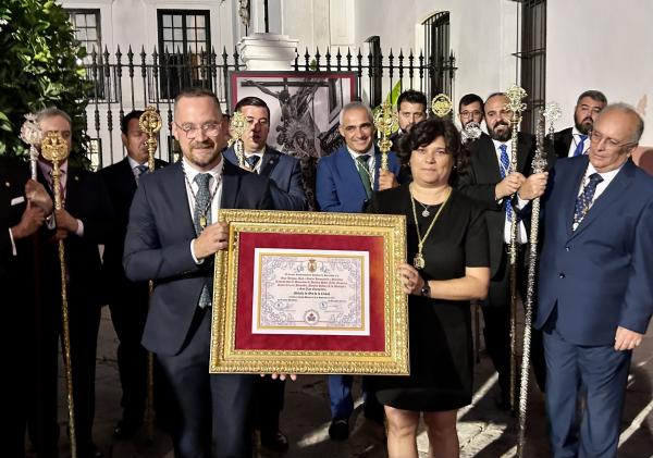 25092023 medalla de oro a la hermandad del nazareno 2