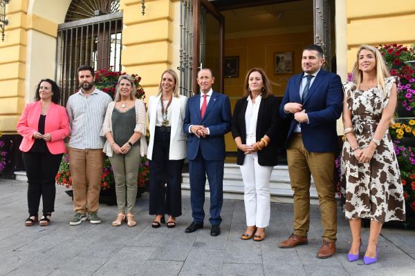 almudena martinez con el alcalde y parte de la corporacion de chiclana