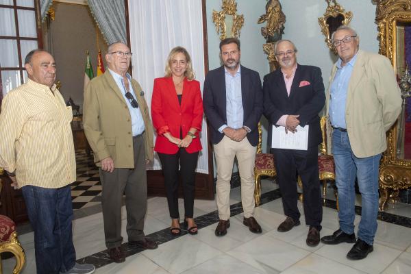 almudena martinez con representantes de la federacion de penas flamencas