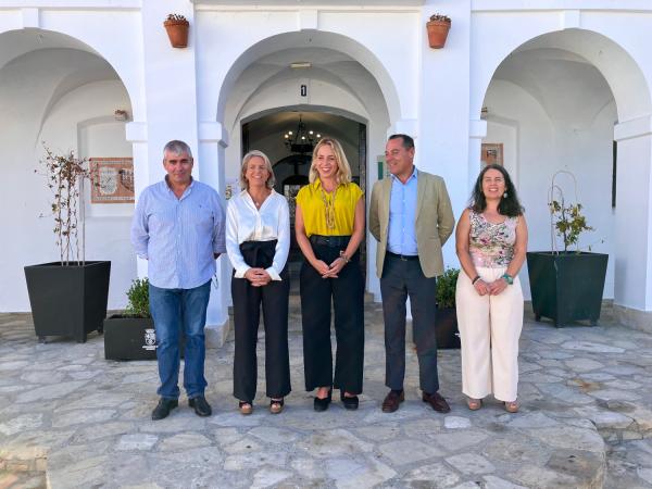 almudena martinez en benaocaz ante el ayuntamiento