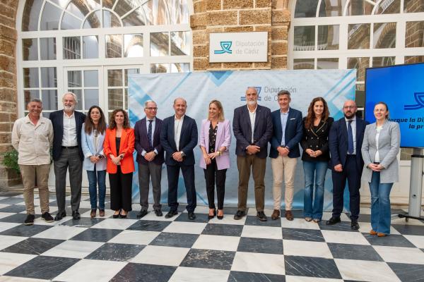 almudena martinez posa con miembros de su equipo de gobierno