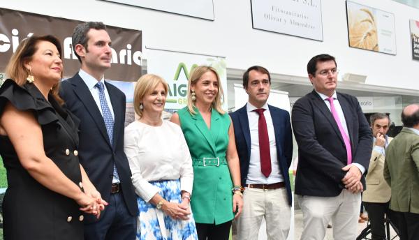 almudena martinez y autoridades en la asamblea de asaja