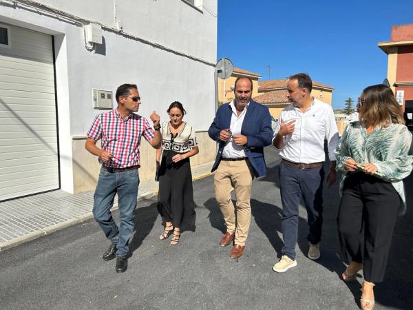 antonio aragon revisa con ramon galan obras en trebujena