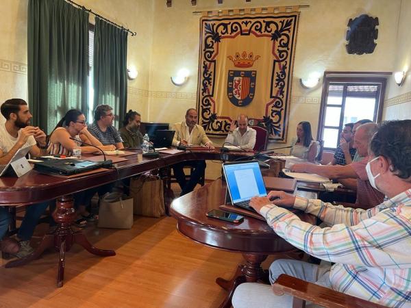 antonio aragon y carlos javier garcia en su reunio en el ayuntamiento