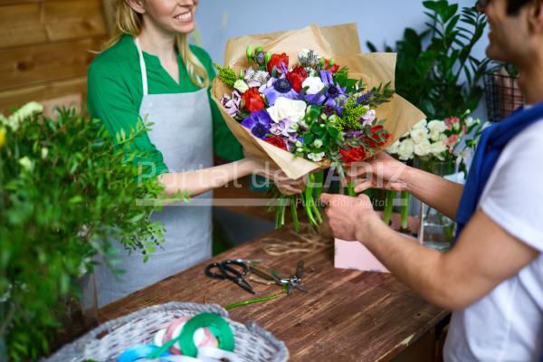 buying bouquet of flowers 2021 09 24 03 30 09 utc
