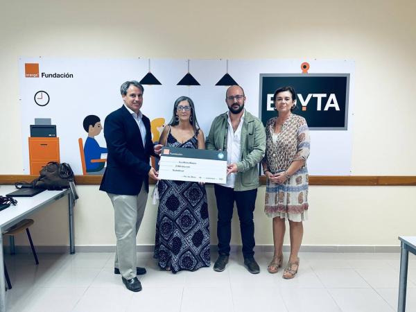 ganadora del premio y represententantes institucionales 1